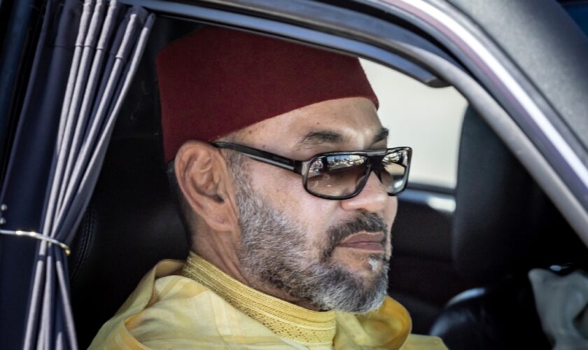 Le roi du Maroc Mohammed VI dans un convoi après une cérémonie marquant le 24e anniversaire de son intronisation, le 31 juillet 2023