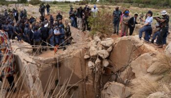 Südafrika: Tausende Bergleute verstecken sich vor Polizei in Goldmine