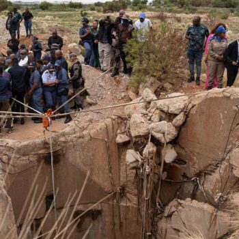 Südafrika: Tausende Bergleute verstecken sich vor Polizei in Goldmine