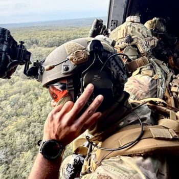 Armée de l’Air : A bord d’un hélicoptère Puma avec des commandos parachutistes pour un exercice de sauvetage au combat