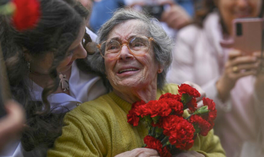 Mort de la « dame aux œillets », Celeste Caeiro, symbole de la révolution de 1974 au Portugal