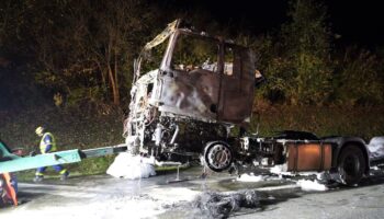 Ein mit Süßigkeiten beladener Lastwagen hatte auf der A7 Feuer gefangen und einen langen Stau verursacht. Foto: Jörn Hüneke/TNN/