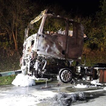 Ein mit Süßigkeiten beladener Lastwagen hatte auf der A7 Feuer gefangen und einen langen Stau verursacht. Foto: Jörn Hüneke/TNN/