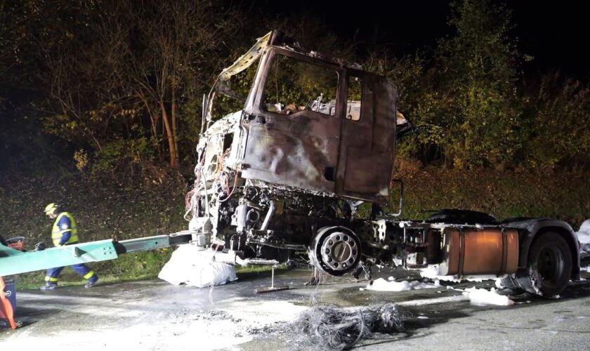 Ein mit Süßigkeiten beladener Lastwagen hatte auf der A7 Feuer gefangen und einen langen Stau verursacht. Foto: Jörn Hüneke/TNN/