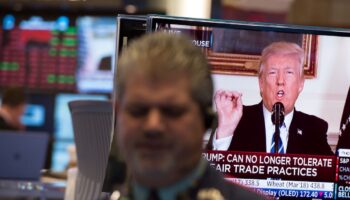 Le président américain Donald Trump a démenti regarder la télévision "de 4 à 8 heures par jour" comme l'affirme le New York Times. Photo d'archive du 15 novembre 2017 à la Bourse de New York