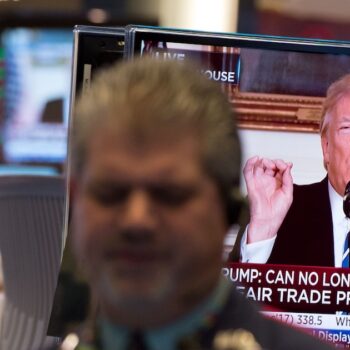 Le président américain Donald Trump a démenti regarder la télévision "de 4 à 8 heures par jour" comme l'affirme le New York Times. Photo d'archive du 15 novembre 2017 à la Bourse de New York