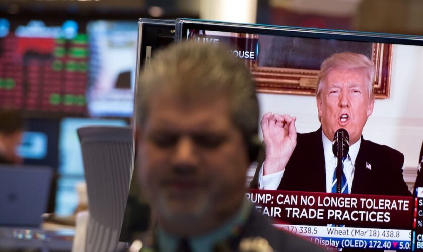 Le président américain Donald Trump a démenti regarder la télévision "de 4 à 8 heures par jour" comme l'affirme le New York Times. Photo d'archive du 15 novembre 2017 à la Bourse de New York