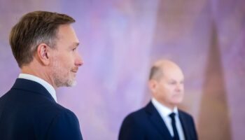 Ex-Finanzminister Lindner warf Kanzler Scholz eine "Entlassungsinszenierung" vor - und steht nun selbst in der Kritik. (Archivbi