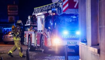 Die Feuerwehr rückte mit einem Großaufgebot an Einsatzkräften an. Foto: Christoph Reichwein/dpa