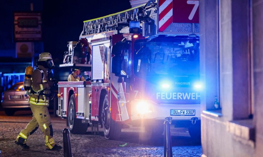 Die Feuerwehr rückte mit einem Großaufgebot an Einsatzkräften an. Foto: Christoph Reichwein/dpa