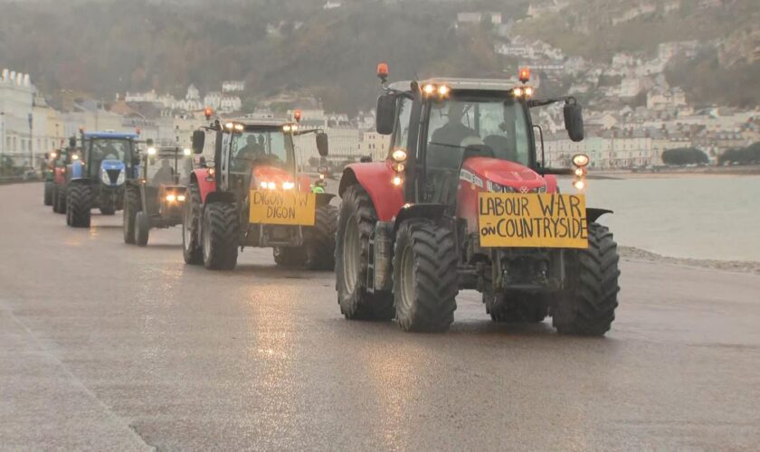 Starmer vows to defend budget decisions ‘all day long’ as farmers slam ‘disrespectful’ PM