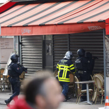 Prise d’otage à Issy-les-Moulineaux en proche banlieue parisienne, un homme retranché dans un restaurant