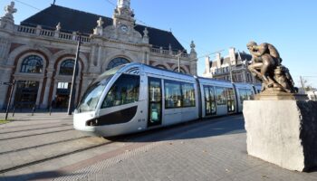 Un tramway traverse la place de la gare de Valenciennes ("Place de la Gare de Valenciennes") le 22 novembre 2017 à Valenciennes, dans le nord de la France.