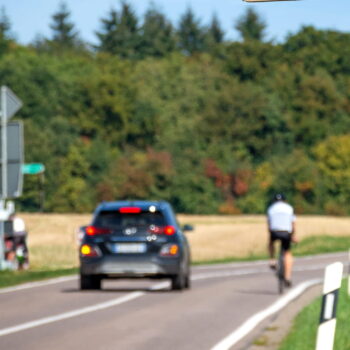 Peut-on dépasser un vélo sur une ligne blanche ? Cette règle méconnue vous évitera une amende