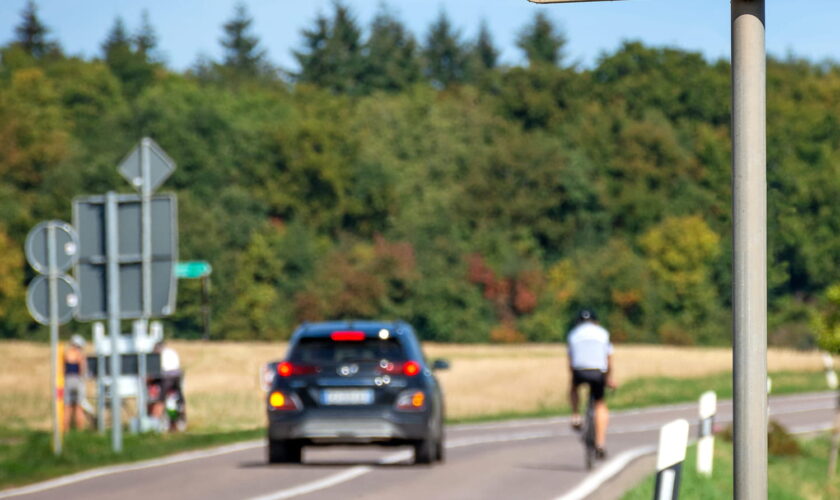 Peut-on dépasser un vélo sur une ligne blanche ? Cette règle méconnue vous évitera une amende