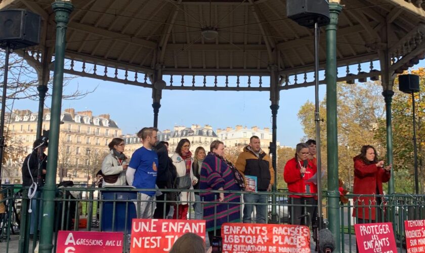 « La révolution enfantiste est en marche » : on est allé au rassemblement « contre les violences faites aux enfants et aux ados »