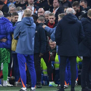 Schock im Stadion – Ungarns Betreuer Szalai bricht an der Seitenlinie zusammen