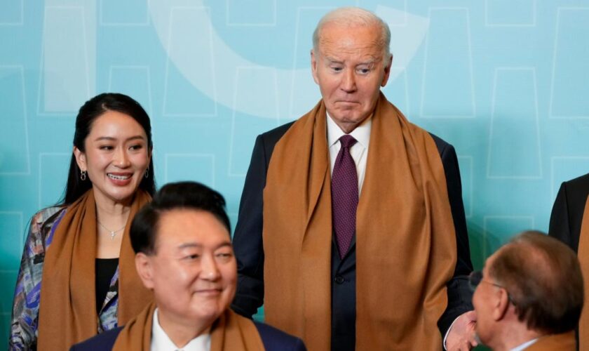 Warten auf Joe – Biden kommt zu spät zum Abschlussfoto