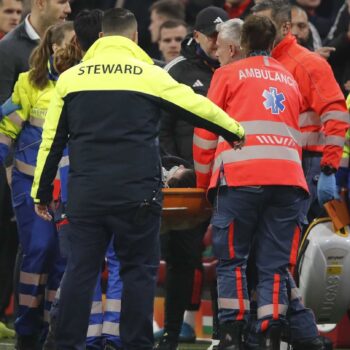 Beim Spiel in Amsterdam ist es zu einem medizinischen Notfall gekommen. Foto: Bart Stoutjesdijk/ANP/dpa