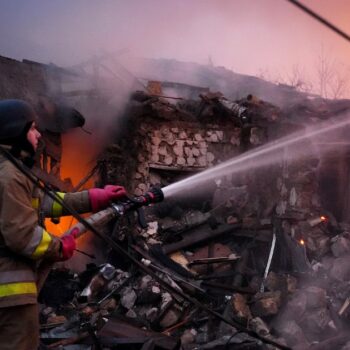 Un secouriste tente d'éteindre un incendie après une attaque de drone à Mykolaïv (Ukraine) le 17 novembre 2024