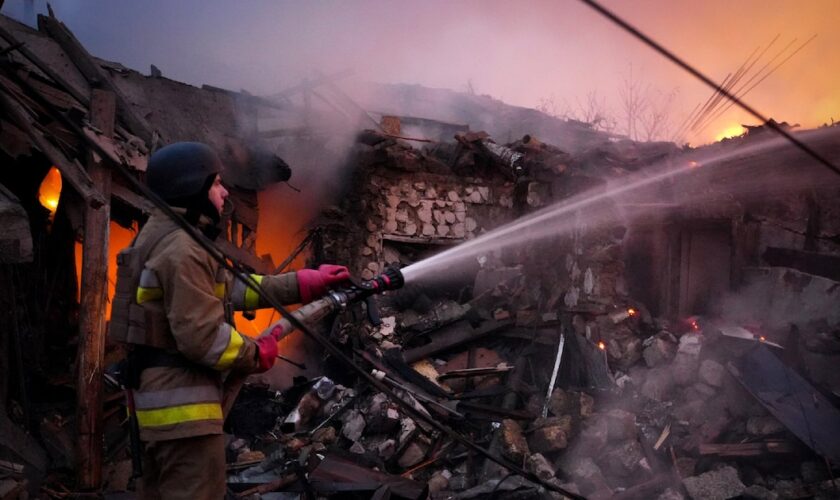 Un secouriste tente d'éteindre un incendie après une attaque de drone à Mykolaïv (Ukraine) le 17 novembre 2024