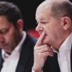 Lars Klingbeil und Olaf Scholz sitzen nebeneinander