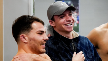 Antoine Dupont et Léon Marchand, les stars bleues des JO, ont célébré ensemble la victoire face aux All Blacks