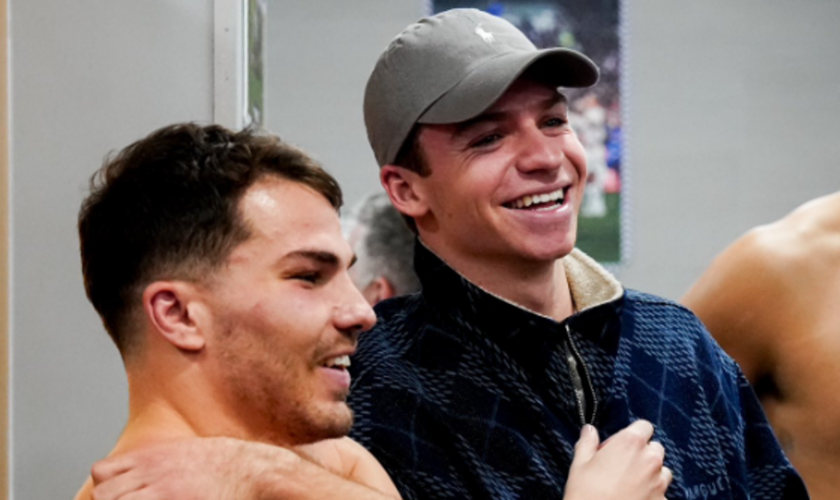 Antoine Dupont et Léon Marchand, les stars bleues des JO, ont célébré ensemble la victoire face aux All Blacks