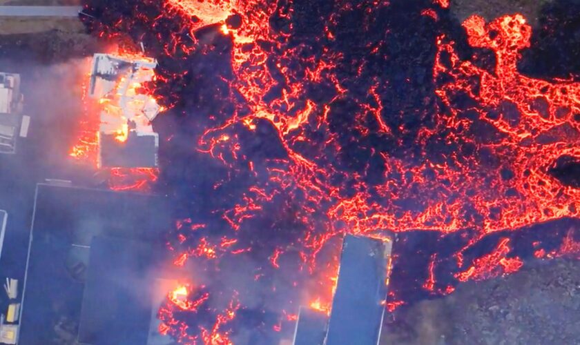 Lava-Flüsse und Straßenrisse: Zurück in Grindavík: Wie Island den Vulkan-Ort schützt