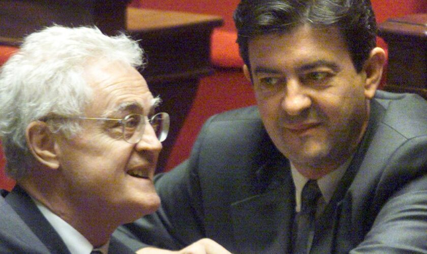 Le 28 mars 2000, le nouveau ministre de l'Enseignement professionnel, Jean-Luc Mélenchon (D), écoute le Premier ministre Lionel Jospin,  dans l'hémicycle de l'Assemblée nationale à Paris, lors de la séance des questions au gouvernement, au lendemain du remaniement ministériel. (Photo by JOEL SAGET / AFP)