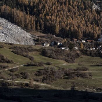 Der rund 500 Jahre alte Altar wurde aus der Kirche von Brienz in Sicherheit gebracht. Foto: Til Buergy/KEYSTONE/dpa