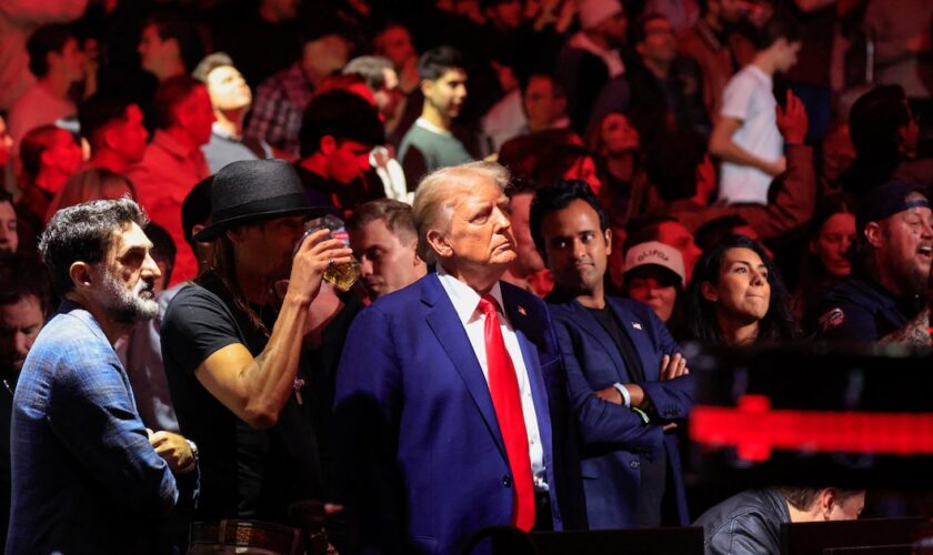 Le président élu des États-Unis Donald Trump, le chanteur Kid Rock et l'entrepreneur américain Vivek Ramaswa se lèvent après la victoire par TKO du champion des poids lourds de l'UFC Jon Jones contre le challenger Stipe Miocic lors du combat pour le titre des poids lourds de l'UFC 309 au Madison Square Garden de New York, le 16 novembre 2024