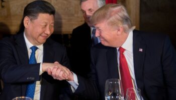 Le président américain Donald Trump (d) et son homologue chinois Xi Jinping se serrent la main lors du dîner à Mar-a-Lago, à West Palm Beach, le 6 avril 2017 en Floride