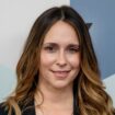 Jennifer Love Hewitt reveals she learned about her mother’s death from the media