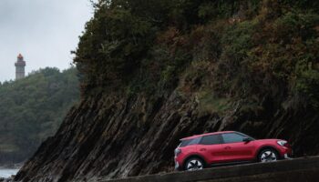 On a testé les SUV électriques de Ford, Explorer et Capri : deux salles, deux ambiances