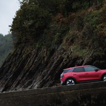 On a testé les SUV électriques de Ford, Explorer et Capri : deux salles, deux ambiances