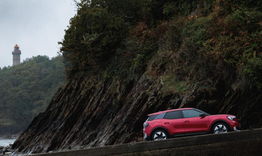 On a testé les SUV électriques de Ford, Explorer et Capri : deux salles, deux ambiances