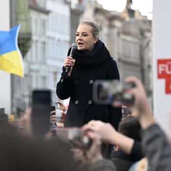 Antikriegsdemo in Berlin: "Putin ist nicht Russland. Ich liebe meine Nation"