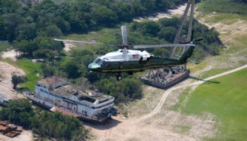 Biden schaut sich den Amazonas aus der Luft an. Foto: Manuel Balce Ceneta/AP