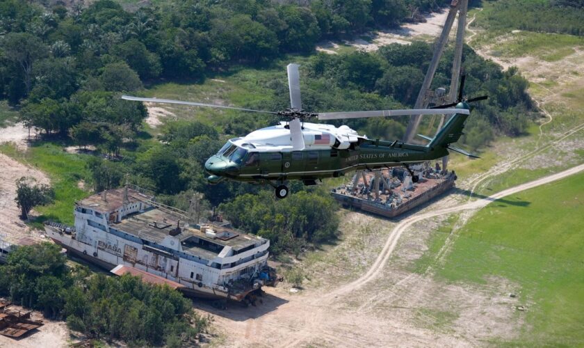 Biden schaut sich den Amazonas aus der Luft an. Foto: Manuel Balce Ceneta/AP