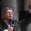 Jean-Luc Mélenchon, fondateur du parti de gauche français La France Insoumise (LFI), prononce un discours lors d'un rassemblement sur la place de la Bastille pour manifester contre le « coup violent » du président français deux mois après les élections législatives, à Paris le 7 septembre 2024.