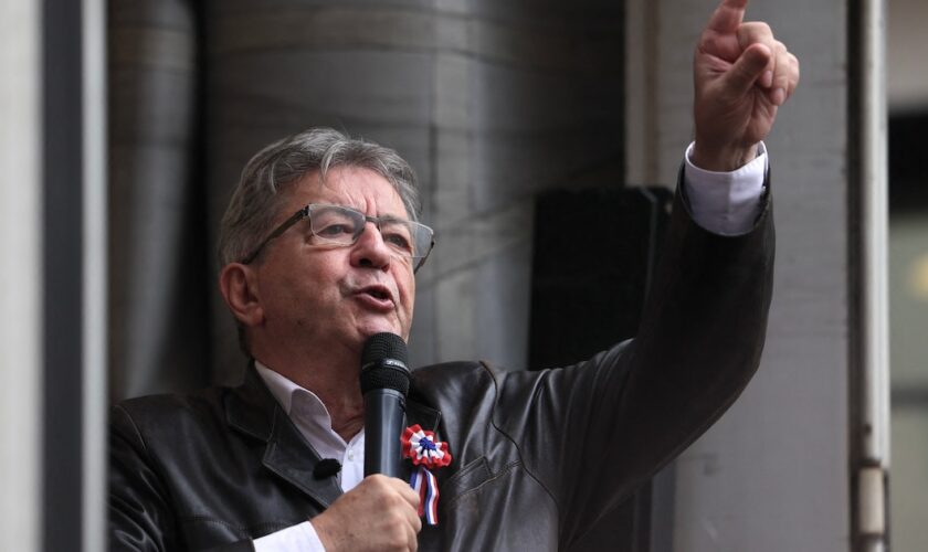 Jean-Luc Mélenchon, fondateur du parti de gauche français La France Insoumise (LFI), prononce un discours lors d'un rassemblement sur la place de la Bastille pour manifester contre le « coup violent » du président français deux mois après les élections législatives, à Paris le 7 septembre 2024.