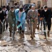 Des personnes et des soldats participent à une opération de nettoyage dans une rue inondée à Catarroja, dans la région de Valence, dans l'est de l'Espagne, à la suite d'inondations meurtrières, le 6 novembre 2024