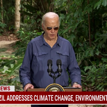 Joe Biden en Amazonie : il n’y a pas que ses propos qui font réagir dans cette scène au milieu de la jungle