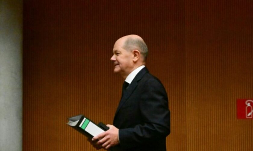 Olaf Scholz mit Aktenordner