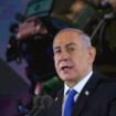 Le Premier ministre israélien Benjamin Netanyahu s'exprime lors d'une cérémonie marquant le 1er anniversaire selon le calendrier hébraïque de l'attaque du Hamas du 7 octobre 2023, au cimetière militaire du mont Herzl à Jérusalem, le 27 octobre 2024