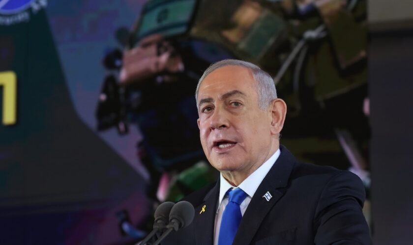 Le Premier ministre israélien Benjamin Netanyahu s'exprime lors d'une cérémonie marquant le 1er anniversaire selon le calendrier hébraïque de l'attaque du Hamas du 7 octobre 2023, au cimetière militaire du mont Herzl à Jérusalem, le 27 octobre 2024