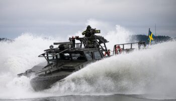 Un engin d’assaut rapide suédois lors d’un exercice militaire, le 20 février 2024, à la base navale de Berga.