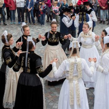 A Quimper, le festival de Cornouaille, défilé des danseurs et sonneurs en costume Credit: Jacques Sierpinski / Aurimages (Photo by Jacques Sierpinski / Jacques Sierpinski / Aurimages via AFP)