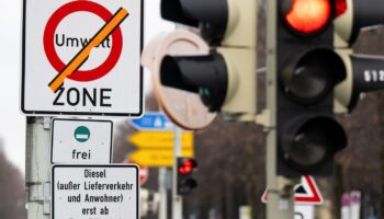 Der Stadtrat muss entscheiden, ob und wie das Diesel-Fahrverbot verschärft wird. Foto: Sven Hoppe/dpa